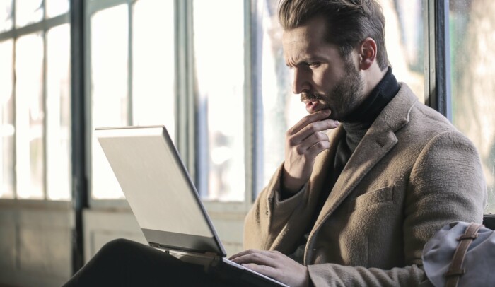 Man med dator i knä Internetkunskap