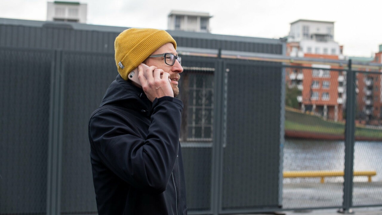Man pratar i mobiltelefon ute.