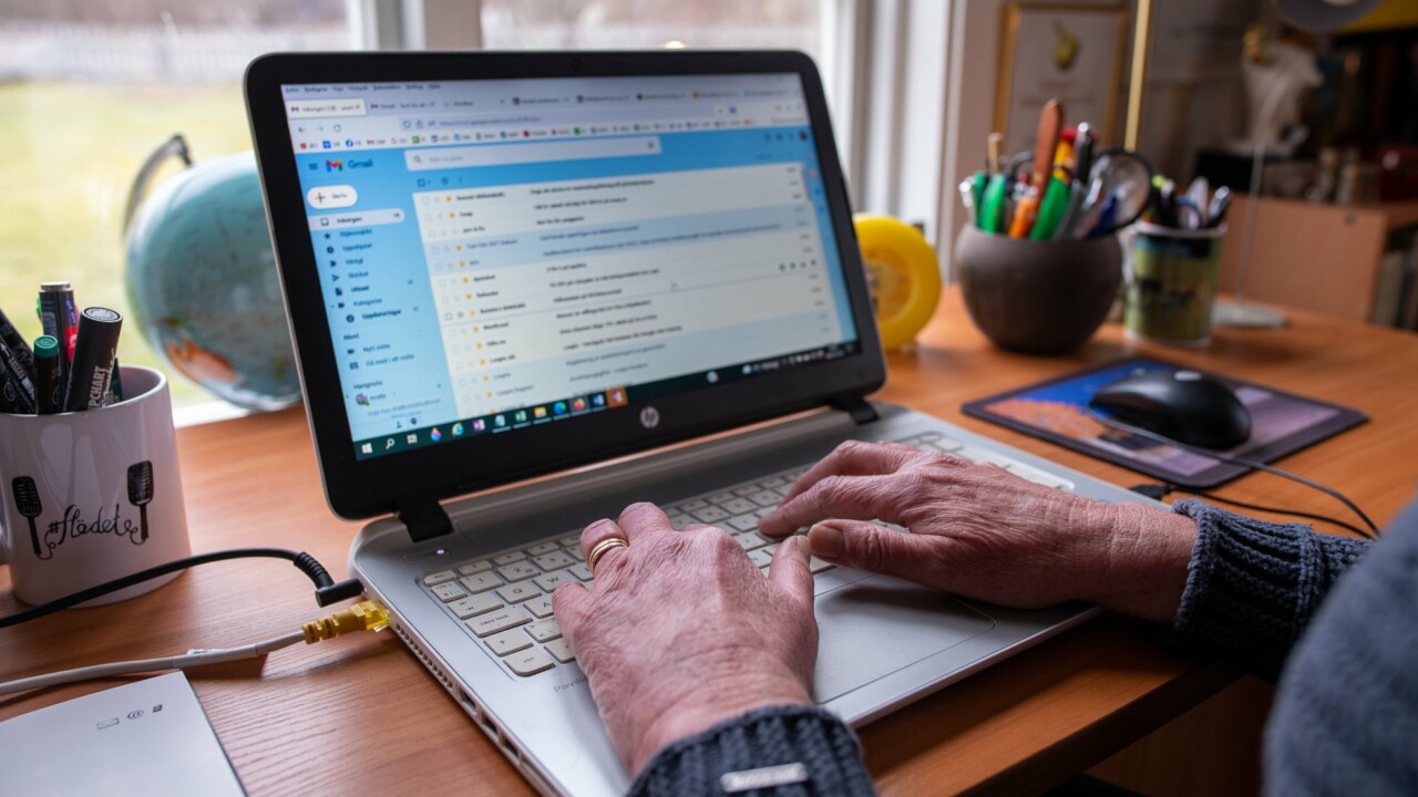 händer som skriver på tangebordet på en laptop