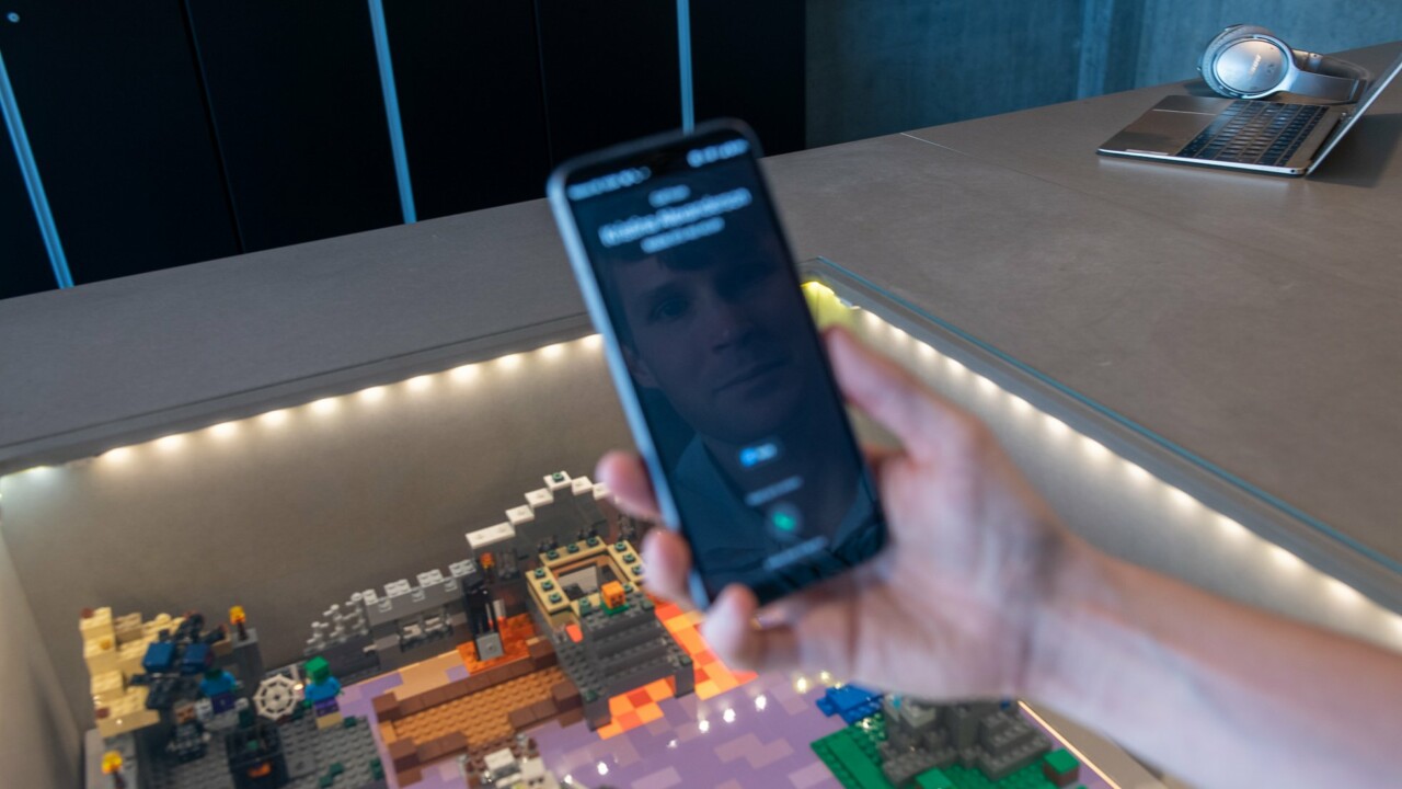 Skärm på smartphone där man anar ett uppringande nummer
