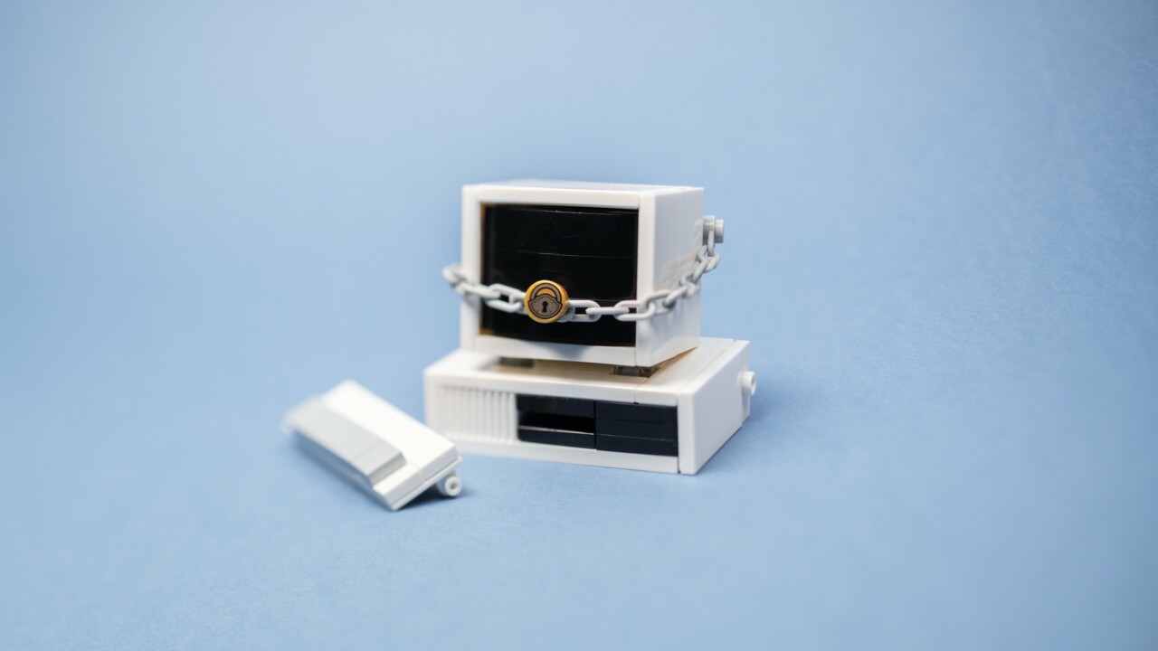 En dator i lego med en kedja runt sig.