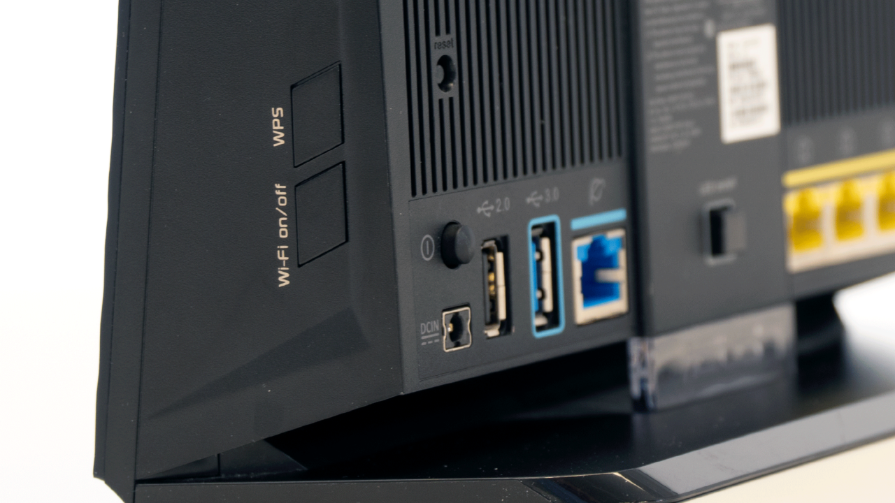 Baksida av router som visar knappar som WPS.