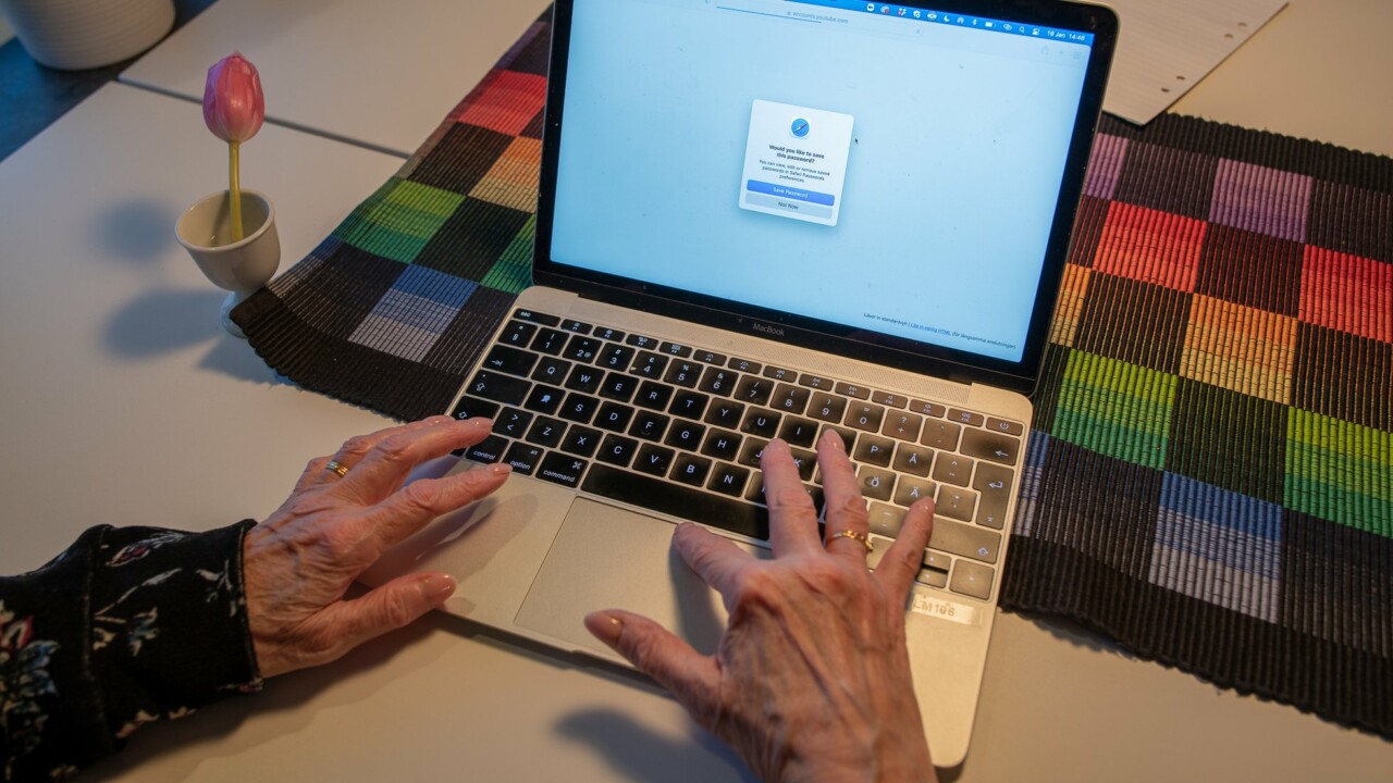 Händer framför laptop, på skärmen syns safari.