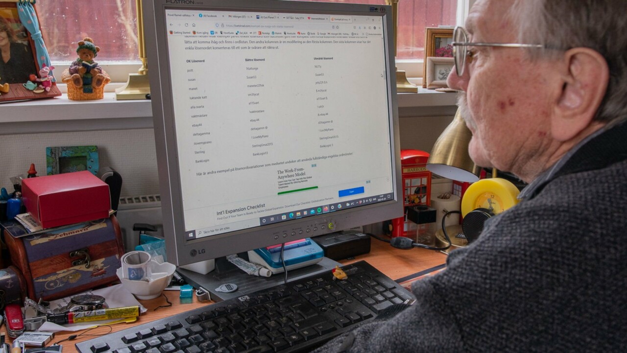 Man sitter framför datorn, på skärmen syns en lista över vanliga lösenord.