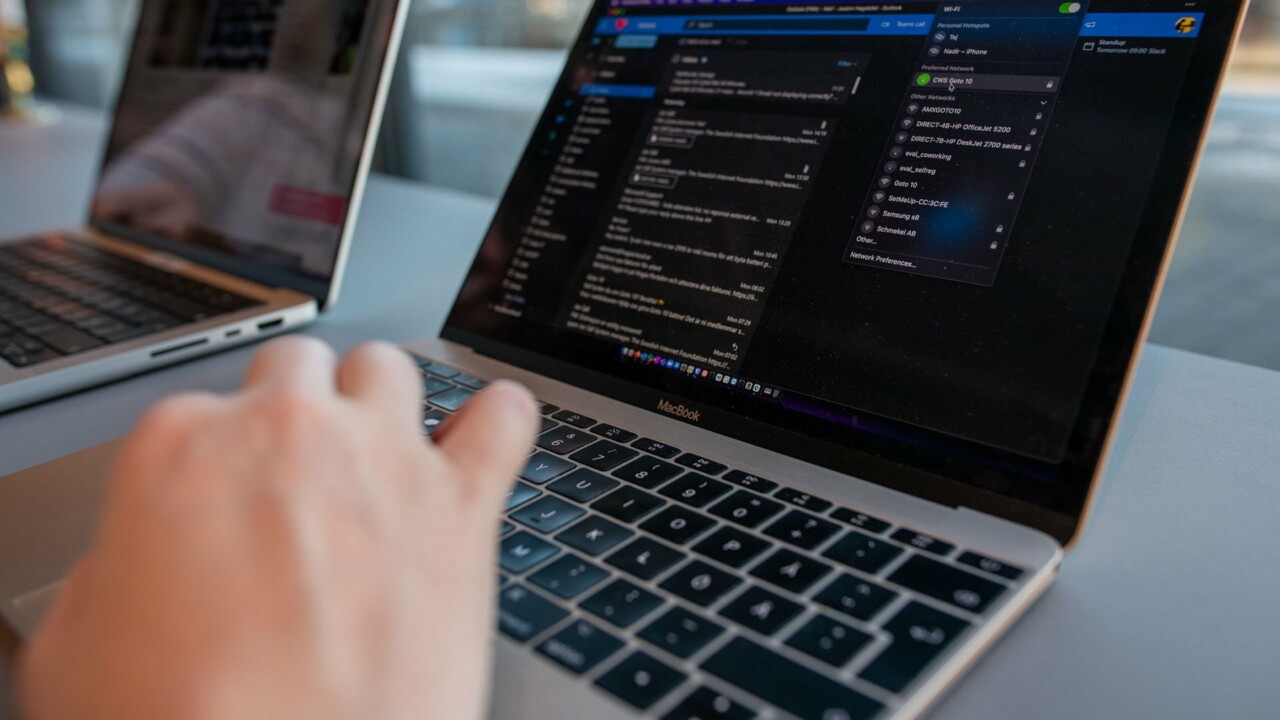 Person som loggar in på ett öppet nätverk på en laptop