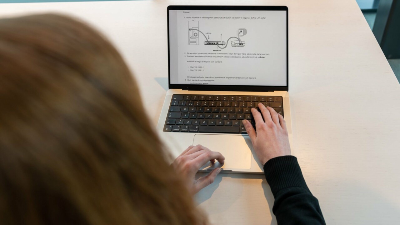 Händer på laptop, på skärmen syns routerinställningar