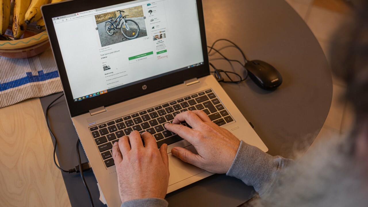 Händer på en laptop, på skärmen syns sajten blocket.