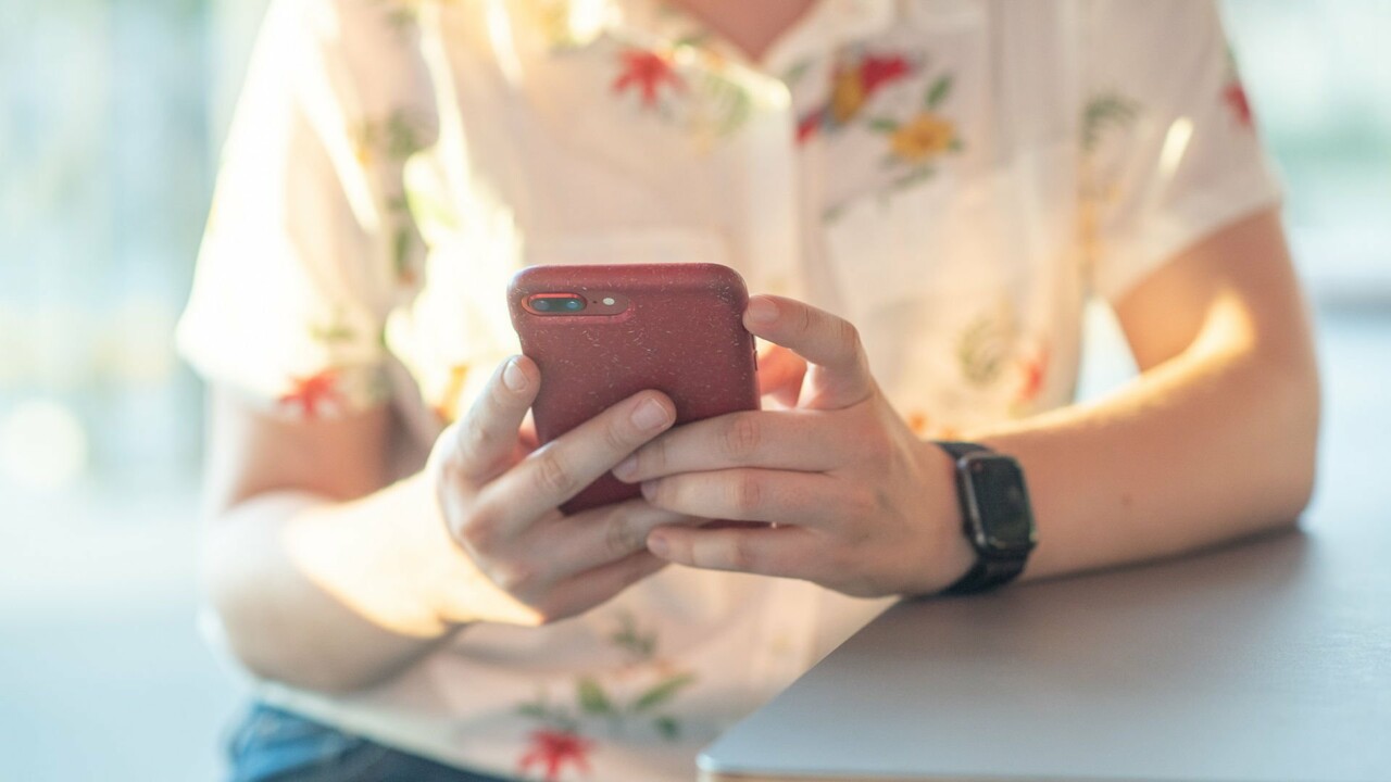 En person håller en smartphone.