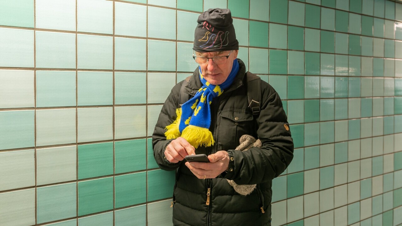 Äldre surfar på smart mobil