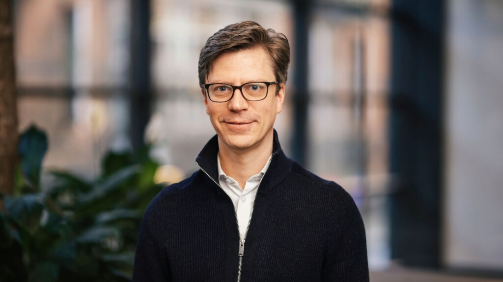Porträtt av Daniel Gillblad, AI Chef, Recorded Future och senior rådgivare, AI Sweden. Han berättar om att söka med AI.