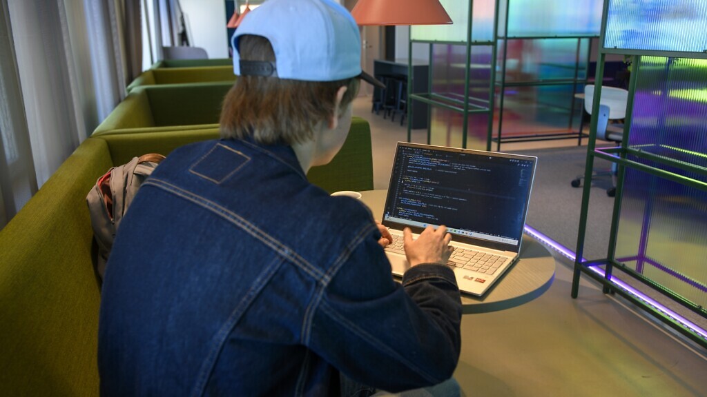 Dataintrång är en olaglig handling som innebär att någon utan tillstånd tränger in i ett datorsystem.